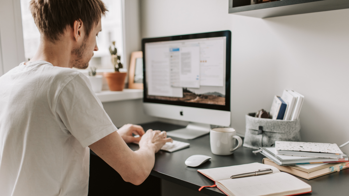 founder using LinkedIn to find first 10 B2B customers